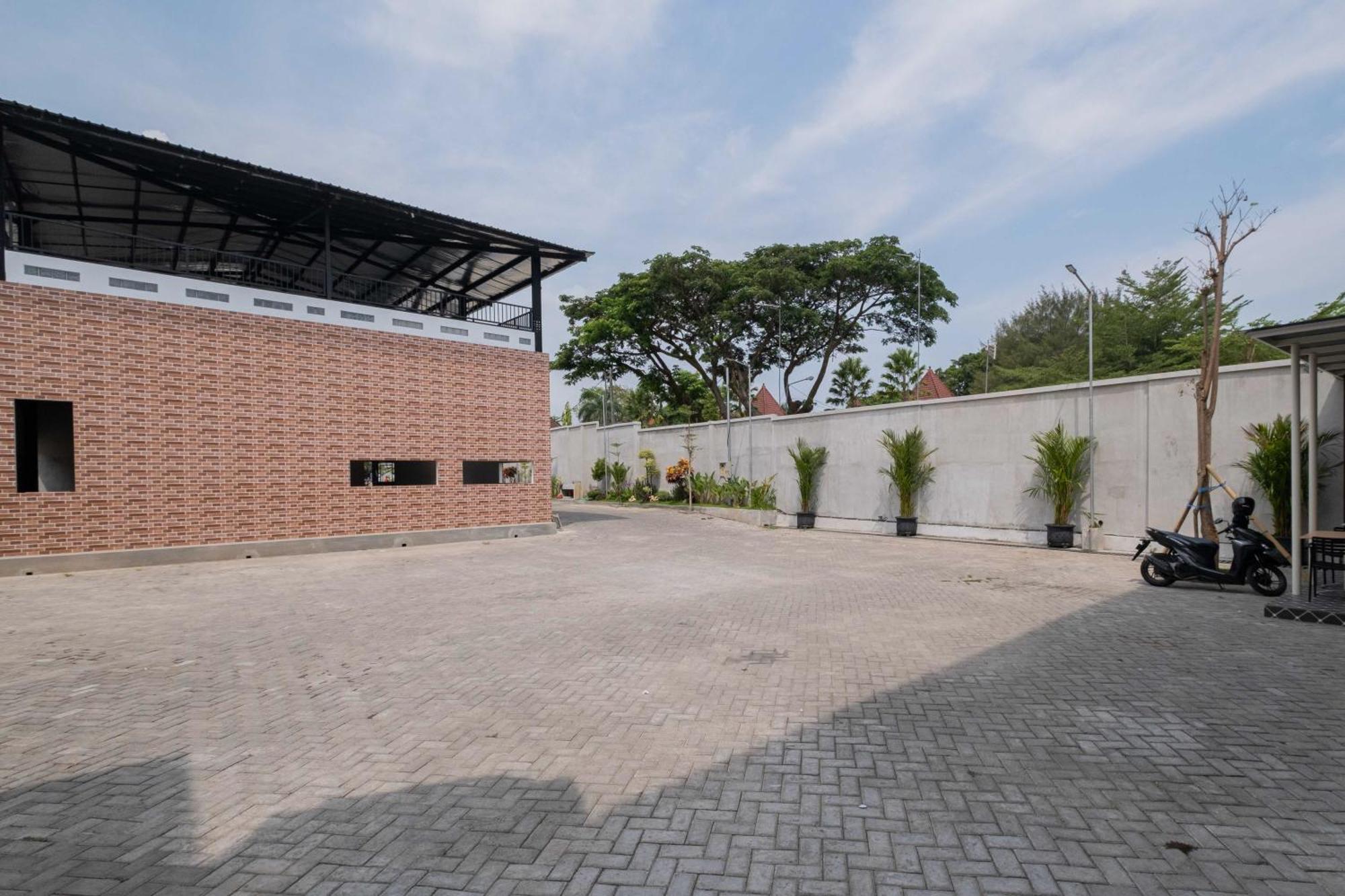 Sans Wm Hotel Blitar Exterior foto