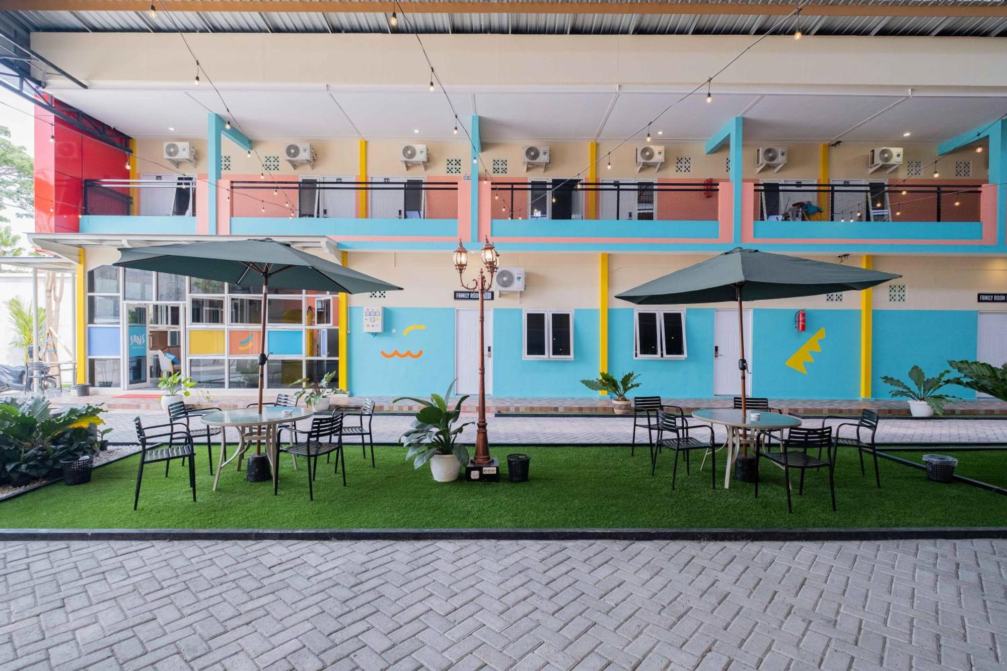 Sans Wm Hotel Blitar Exterior foto